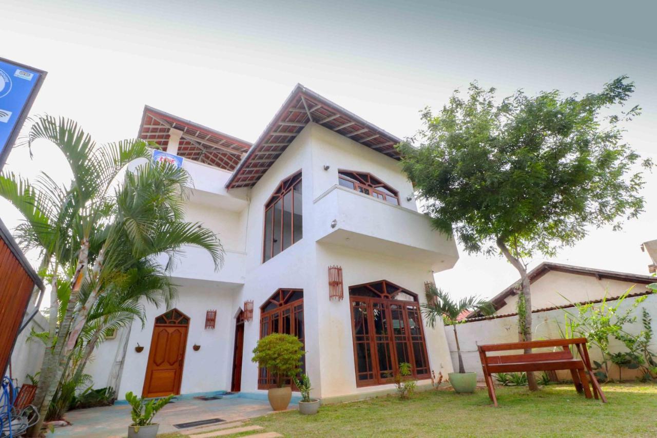 Like Mike Tourist Guest House & Restaurant Negombo Exterior photo