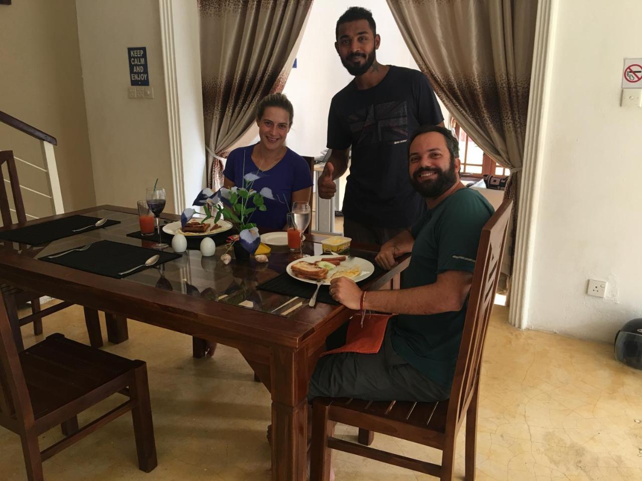 Like Mike Tourist Guest House & Restaurant Negombo Exterior photo