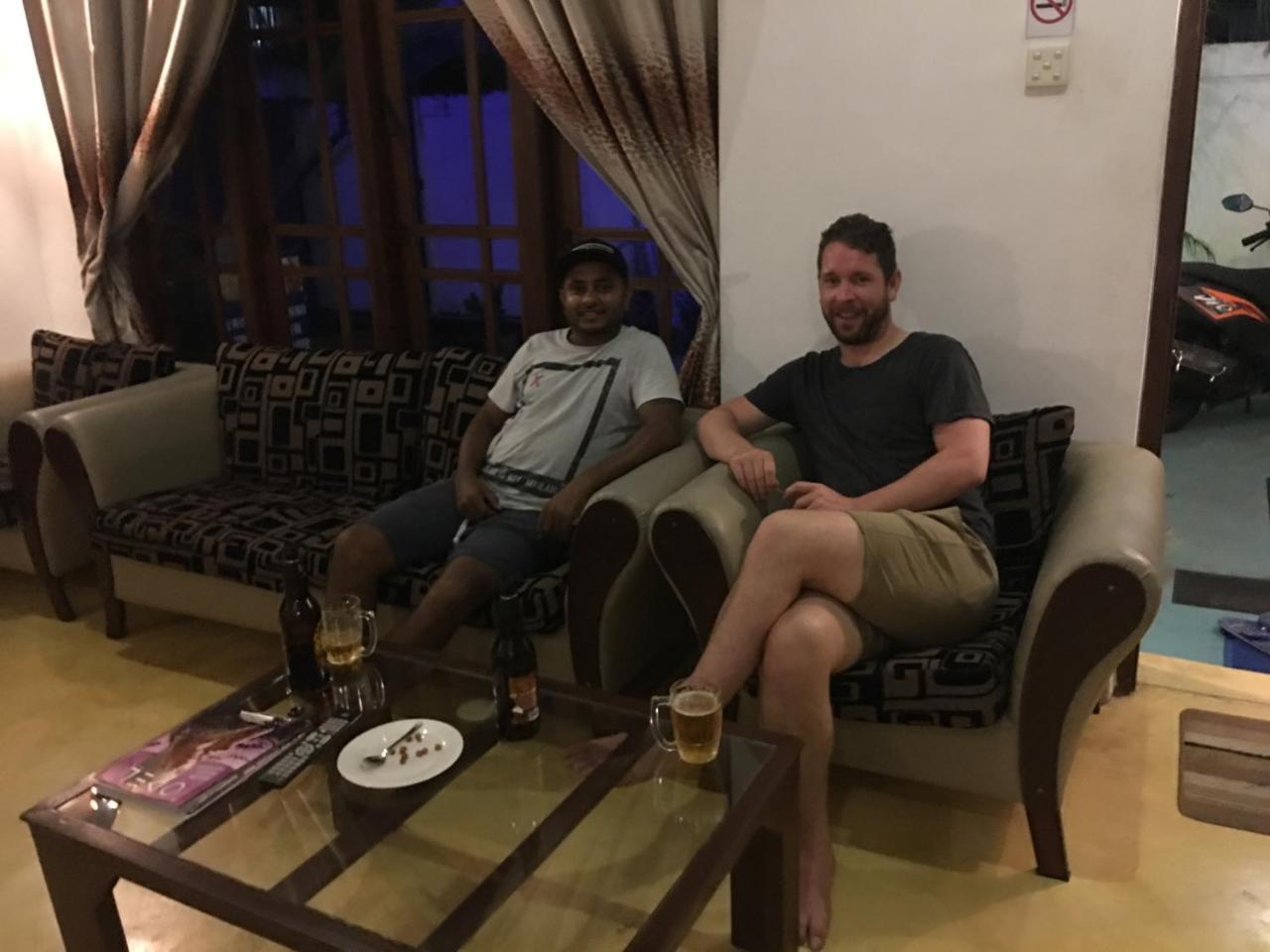 Like Mike Tourist Guest House & Restaurant Negombo Exterior photo