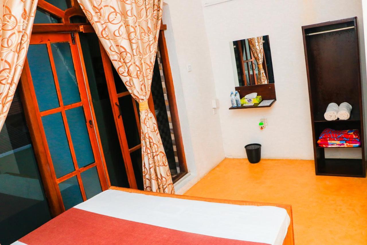 Like Mike Tourist Guest House & Restaurant Negombo Exterior photo