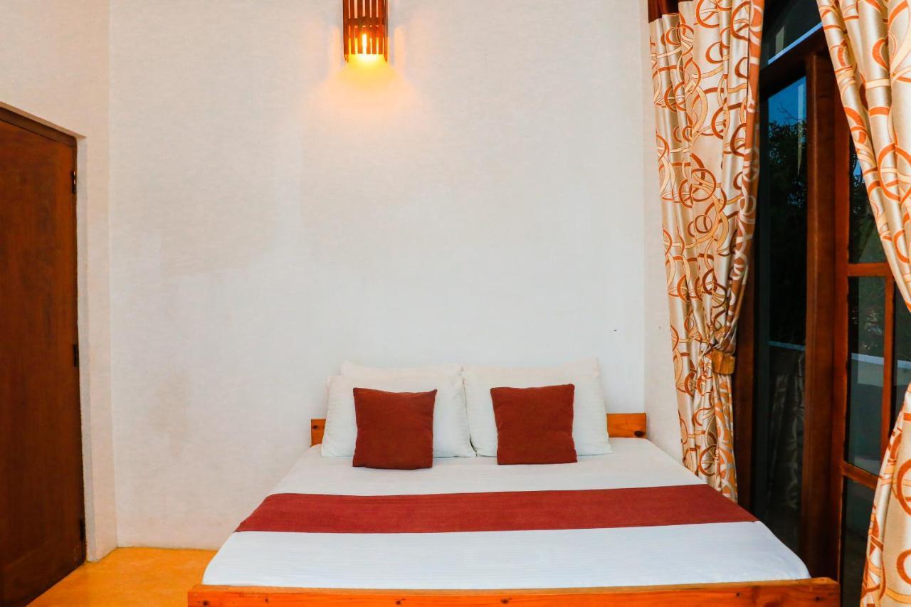 Like Mike Tourist Guest House & Restaurant Negombo Exterior photo