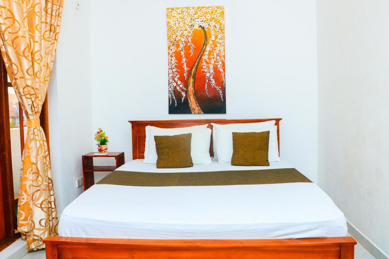 Like Mike Tourist Guest House & Restaurant Negombo Exterior photo