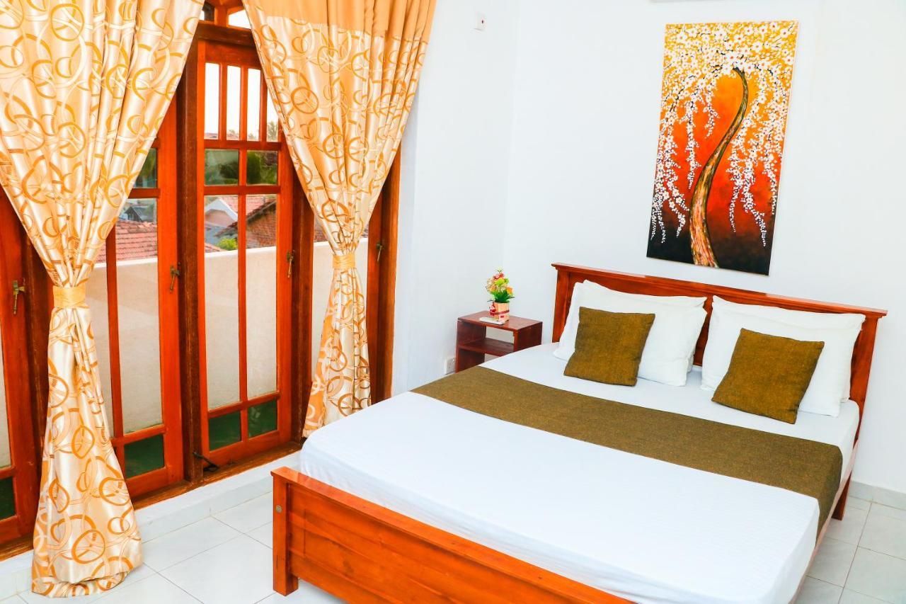 Like Mike Tourist Guest House & Restaurant Negombo Exterior photo