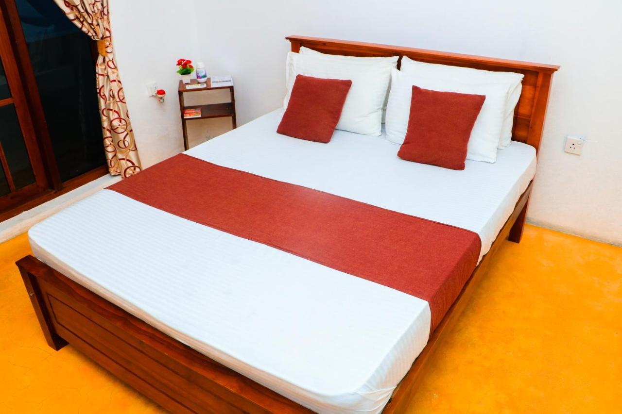 Like Mike Tourist Guest House & Restaurant Negombo Exterior photo