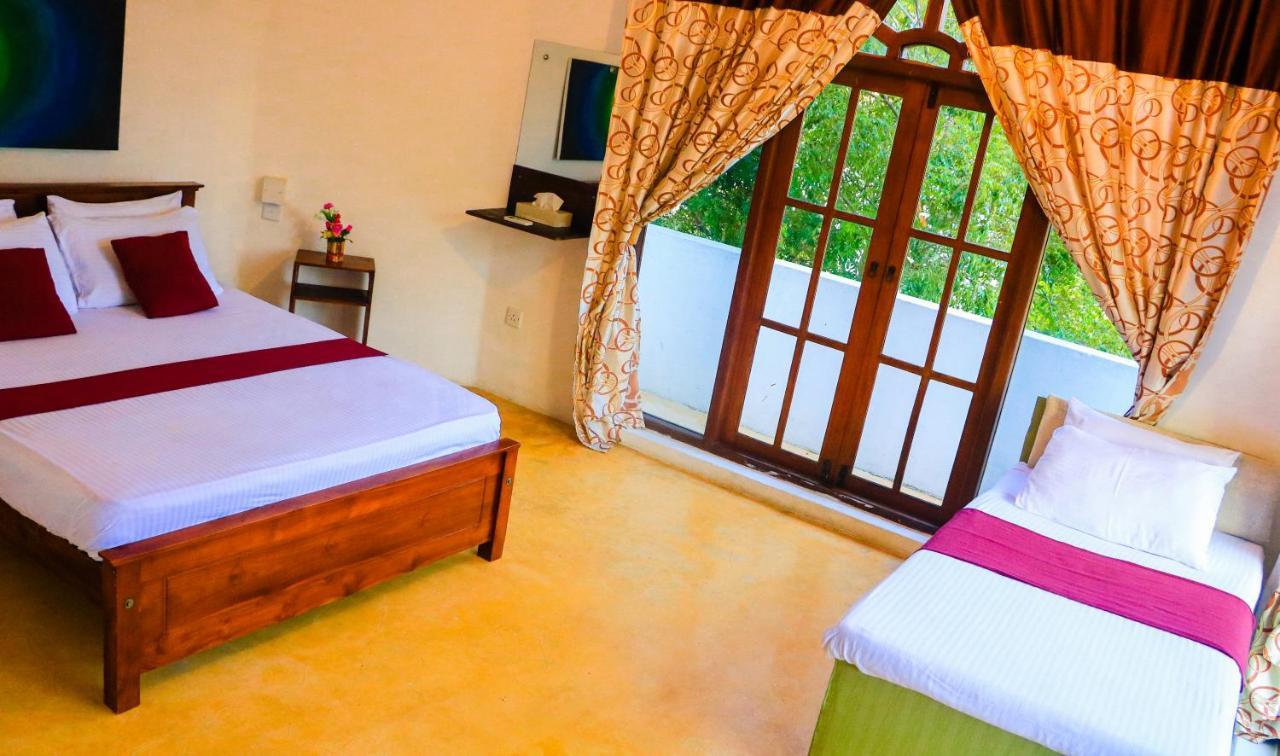 Like Mike Tourist Guest House & Restaurant Negombo Exterior photo