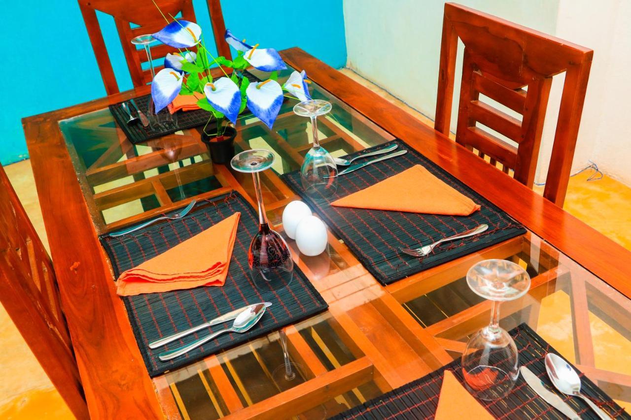 Like Mike Tourist Guest House & Restaurant Negombo Exterior photo